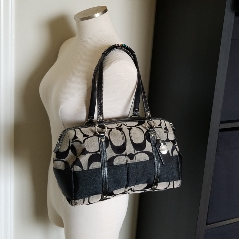 COACH Signature Over The Shoulder Bag/Purse